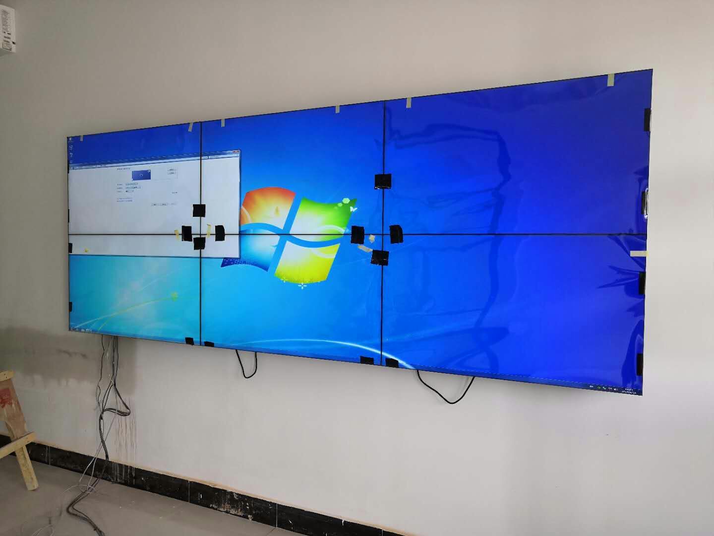 Xin Tuan 46-inch LCD splice screen into a company in Jiangsu to display query information, etc..