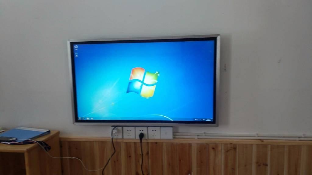 Display of a 43-inch wall hanging touch machine in a kindergarten in Jiangsu Province